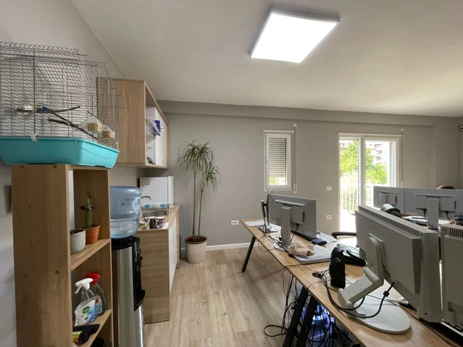 jepet me qera zyra me mobilje  apartament 2+1+Ballkon Kati 1, 110 m² 700 €-astir