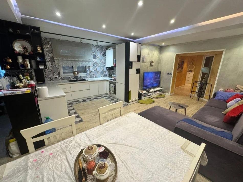 Tirane, jepet me qera apartament 3+1+Ballkon Kati 2, 130 m² 750 € (Vasil Shanto)