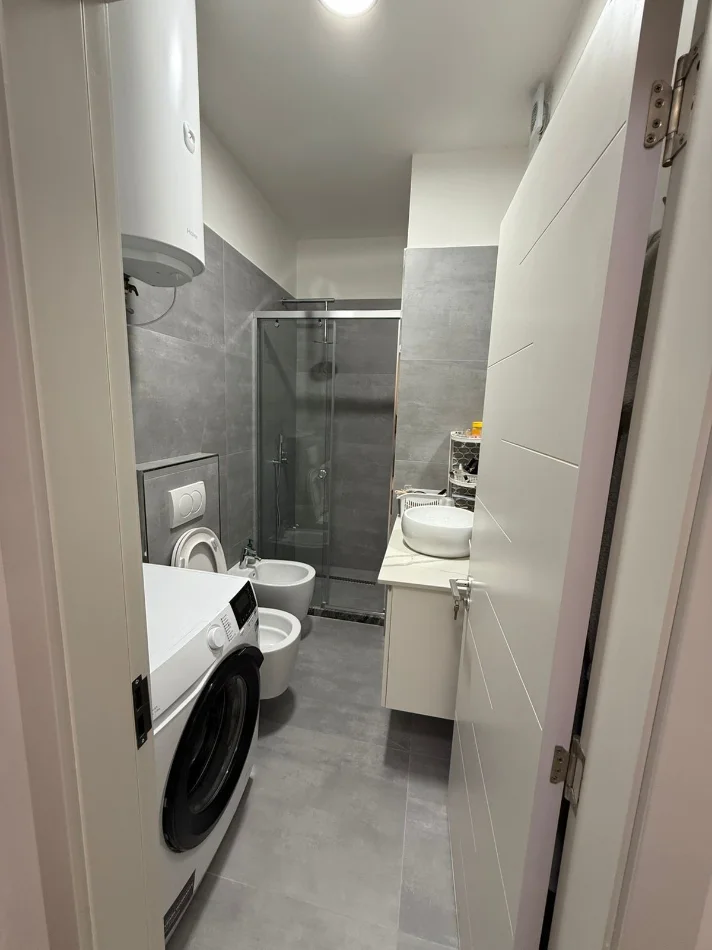 Tirane, shitet apartament 1+1 Kati 5, 65 m² 105.000 € (2 Luanet ne Linze)