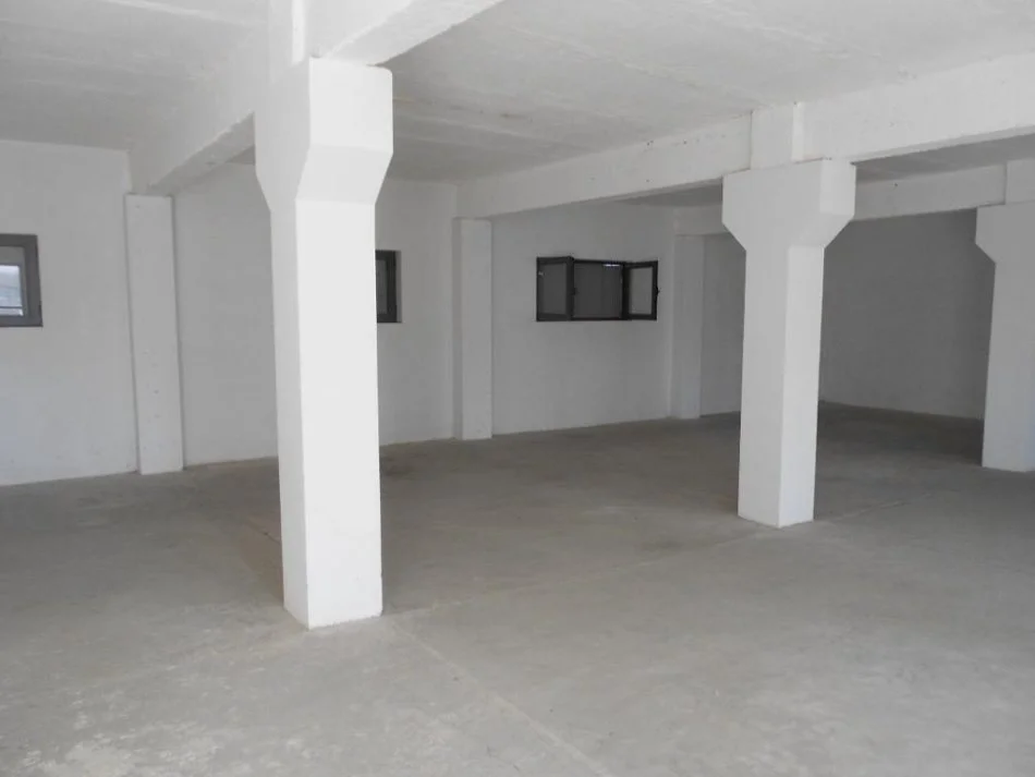 Tirane, jepet me qera ambjent biznesi Kati 2, 410 m² 1.000 € (Rruga Siri Kodra)