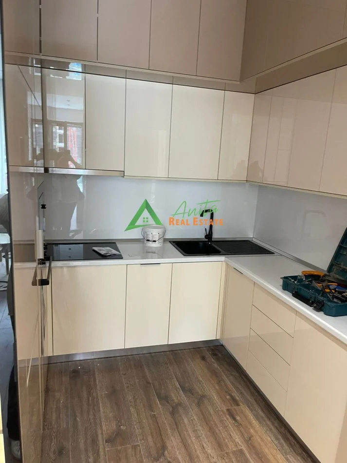 Tirane, jepet me qera apartament 1+1+Ballkon Kati 1, 65 m² 650 € (Fusha e Aviacionit)