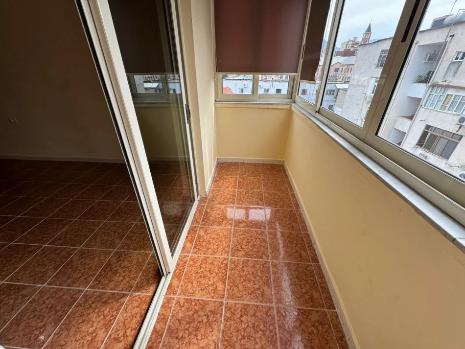 Tirane, jepet me qera apartament 1+1 Kati 5, 55 m² 420 € (Rruga Naim Frasheri)