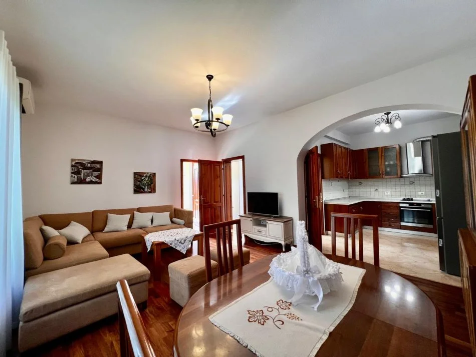 Tirane, jepet me qera Vile 2+1 , 140 m² 700 € (Sauk i vjeter)