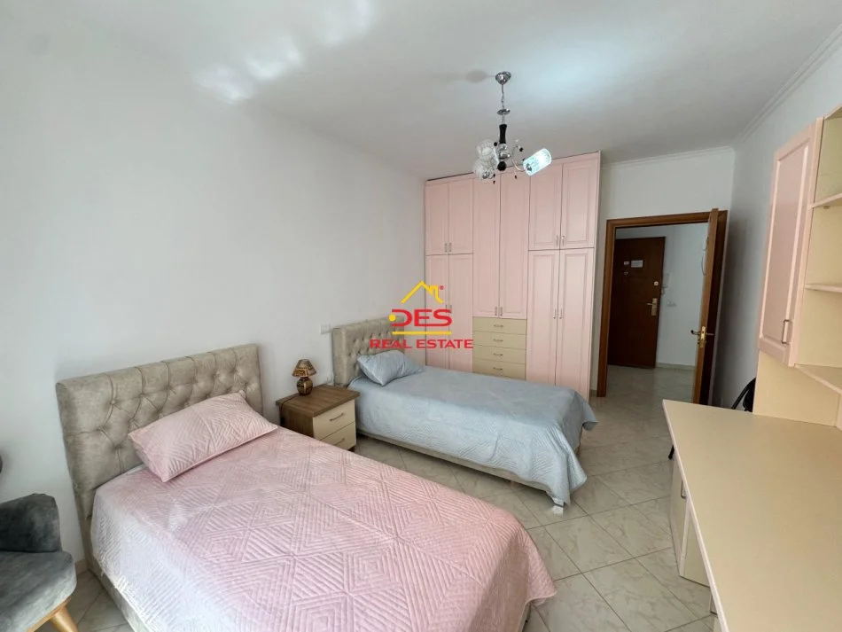 Vlore, jepet me qera apartament 2+1+Ballkon Kati 5, 110 m² 500 € (Rruga Çamëria)