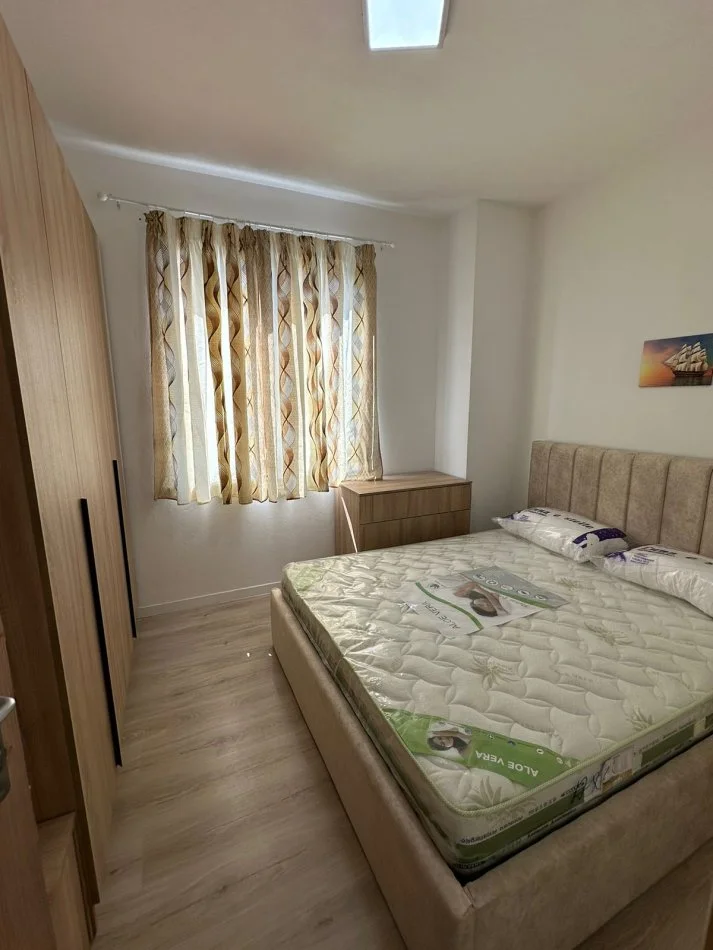 Tirane, jepet me qera 1+1+Ballkon Kati 5, 65 m² 370 € (rruga tom plezha)