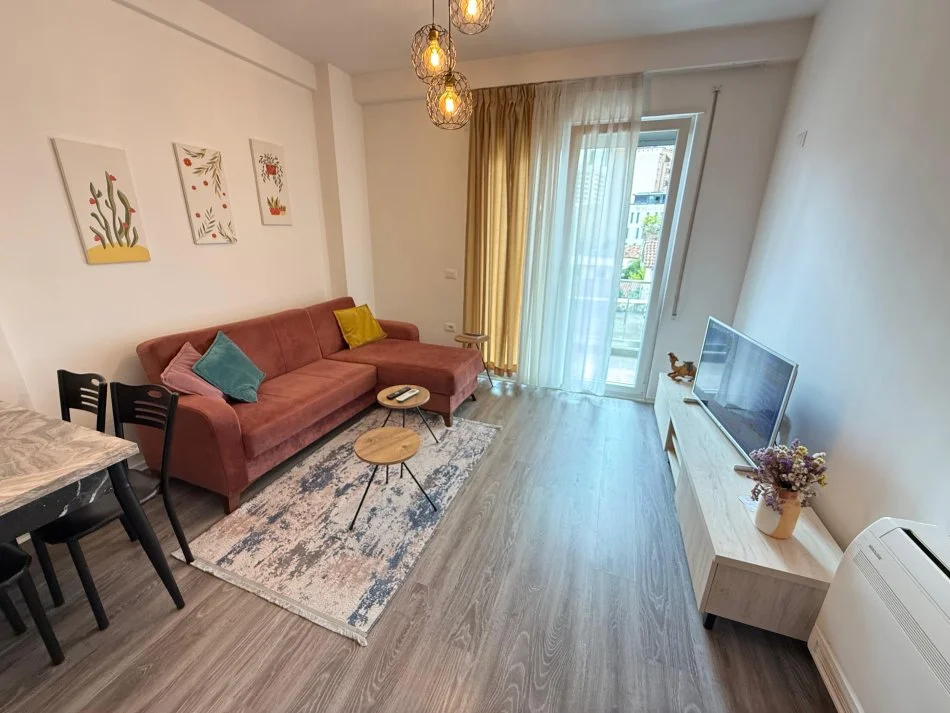 Tirane, jepet me qera apartament 1+1 Kati 3, 58 m² 600 € (Fillimi i rruges se dibres)