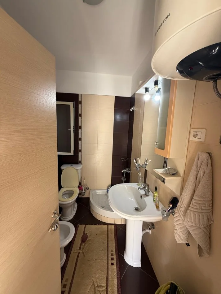 Tirane, shitet apartament 2+1+2+Ballkon Kati 5, 128 m² 250.000 € (Liqeni i Thatë)