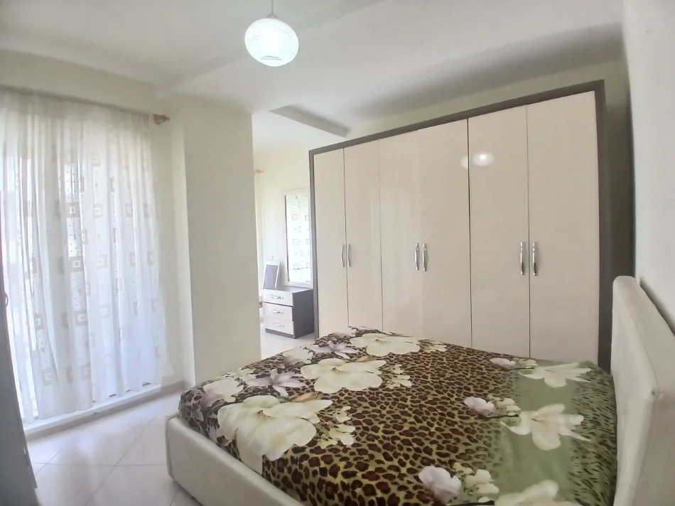 Tirane, jepet me qera apartament 1+1 Kati 3, 65 m² 500 € (21 Dhjetori ,Kompleksi Kontakt)
