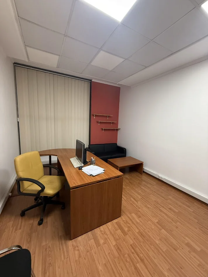 Tirane, jepet me qera zyre Kati 2, 100 m² 1.200 € (RRUGA E ELBASANIT)