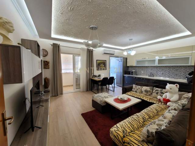 Tirane, jepet me qera apartament Kati 5, 68 m² 650 Euro (Ambasades Amerikane dhe Shkolles se Baletit)