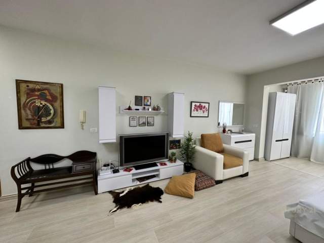 Tirane, jap me qera apartament Kati 1, 550 Euro (Bllok)