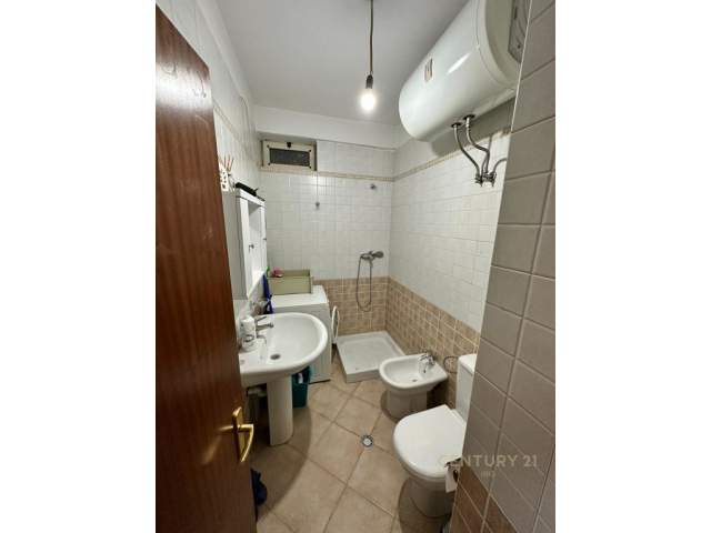 Tirane, jap me qera apartament Kati 1, 550 Euro (Bllok)