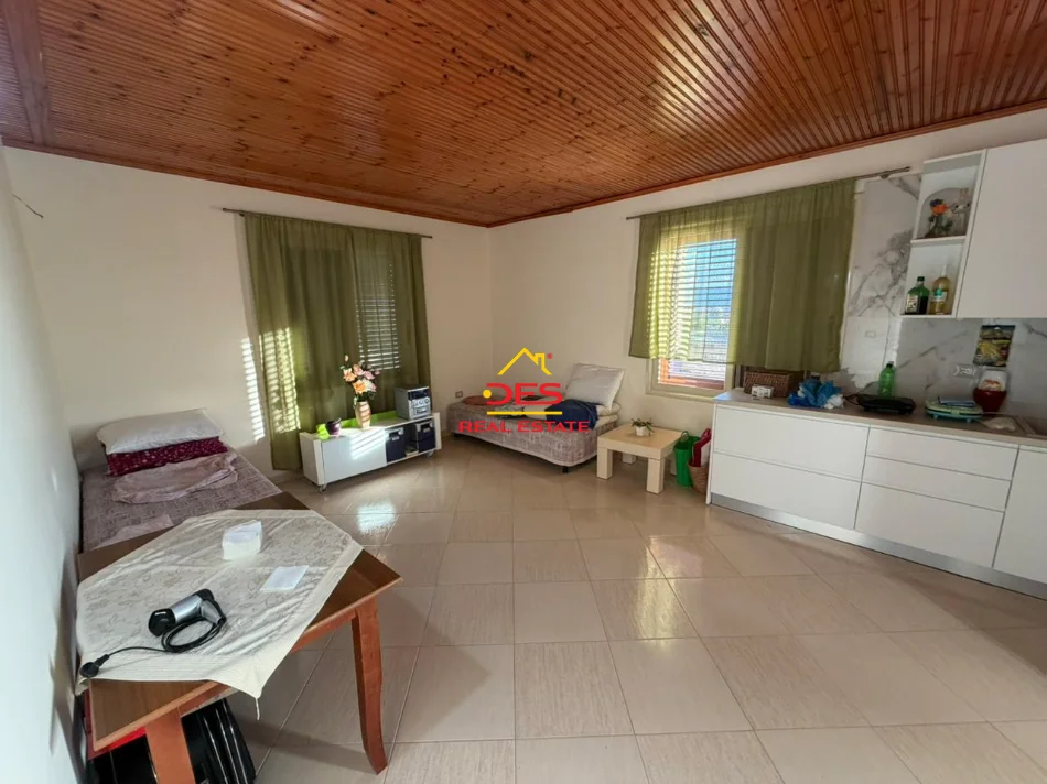 Shqiperi, jepet me qera Vile 1+1+Ballkon Kati 3, 80 m² 300 € (Rruga Demokracia)
