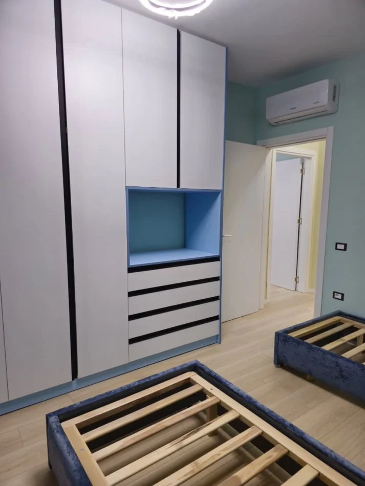 Tirane, jepet me qera apartament 2+1+Ballkon Kati 4, 120 m² 1.300 € (Liqeni i Thatë)