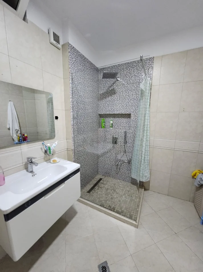 Shqiperi, jepet me qera apartament 2+1 Kati 4, 95 m² 600 € (gjimnazi qemal stafa)