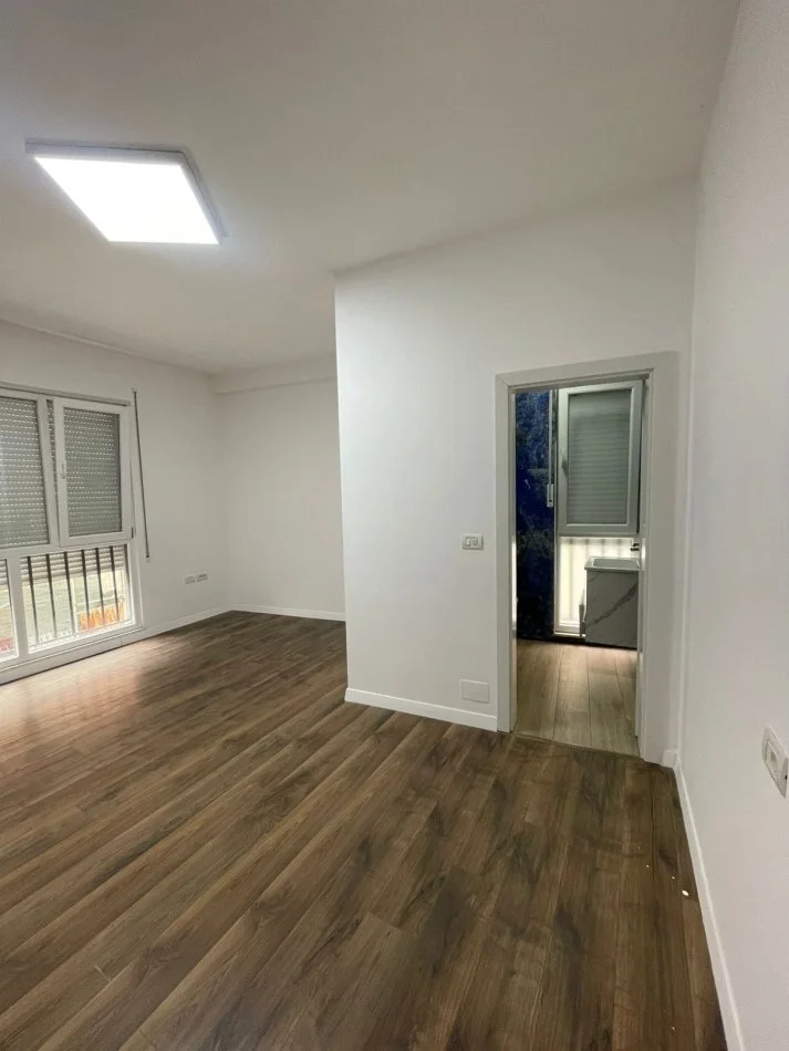 Tirane, jepet me qera apartament 2+1 Kati 2, 94 m² 800 € (Komuna Parisit)