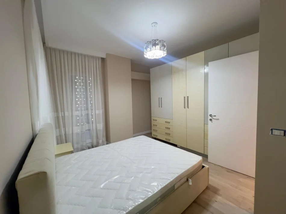 Tirane, jepet me qera apartament 2+1+Ballkon Kati 4, 101 m² 600 € (Rruga 5 Maji)