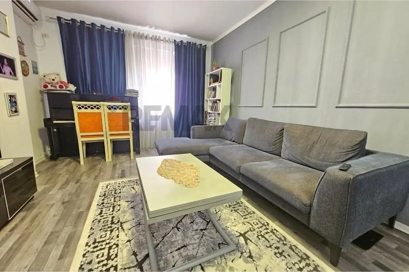 Tirane, jepet me qera apartament 1+1 , 700 € (komune e Parisit)
