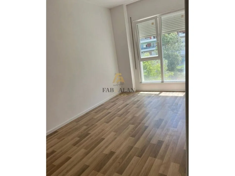 Tirane, jepet me qera apartament 2+1+2+Garazh Kati 2, 600 € (Yzberisht, Bulevardi Migjeni)