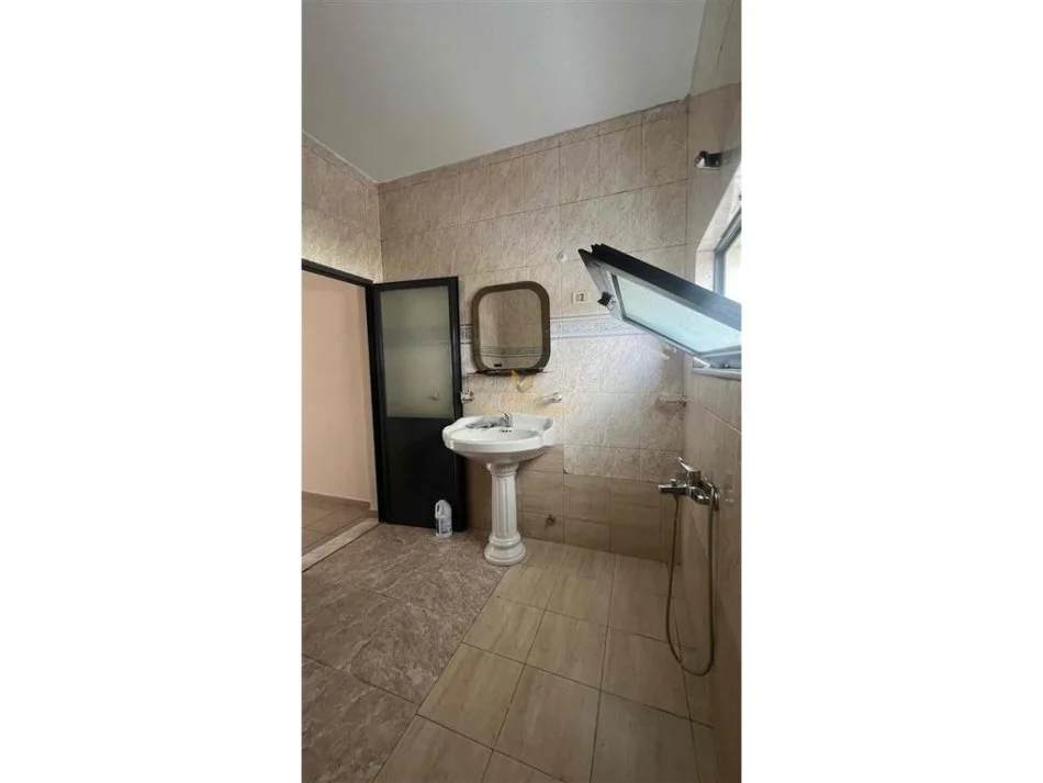 Tirane, jepet me qera apartament 1+1+Ballkon Kati 2, 90 m² 400 € (don bosko)