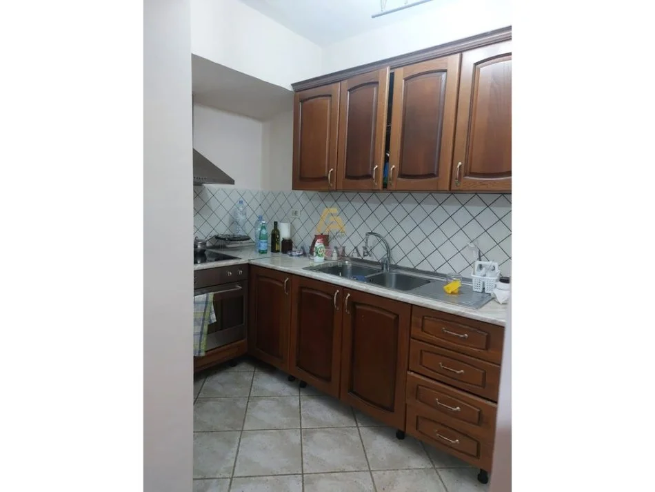 Tirane, jepet me qera apartament 2+1 Kati 2, 450 € (Oxhaku)
