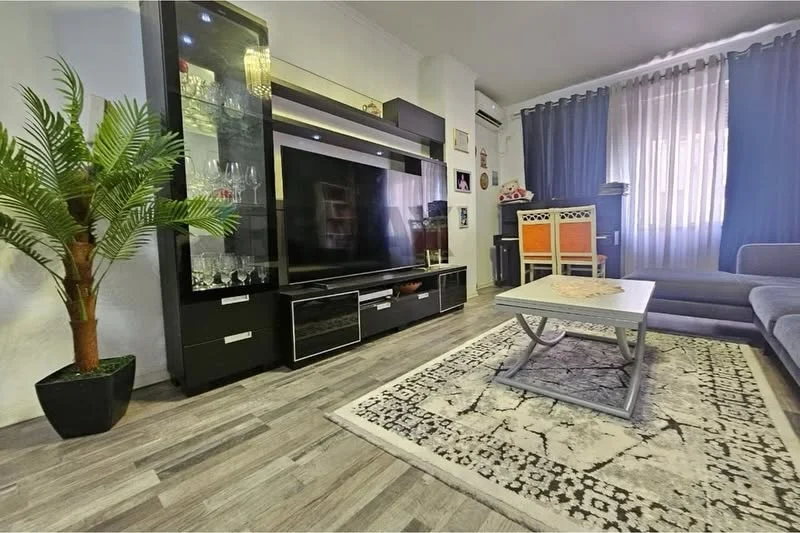 Tirane, jepet me qera apartament 1+1 , 700 € (komune e Parisit)