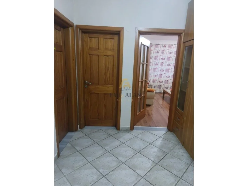 Tirane, jepet me qera apartament 2+1 Kati 2, 450 € (Oxhaku)