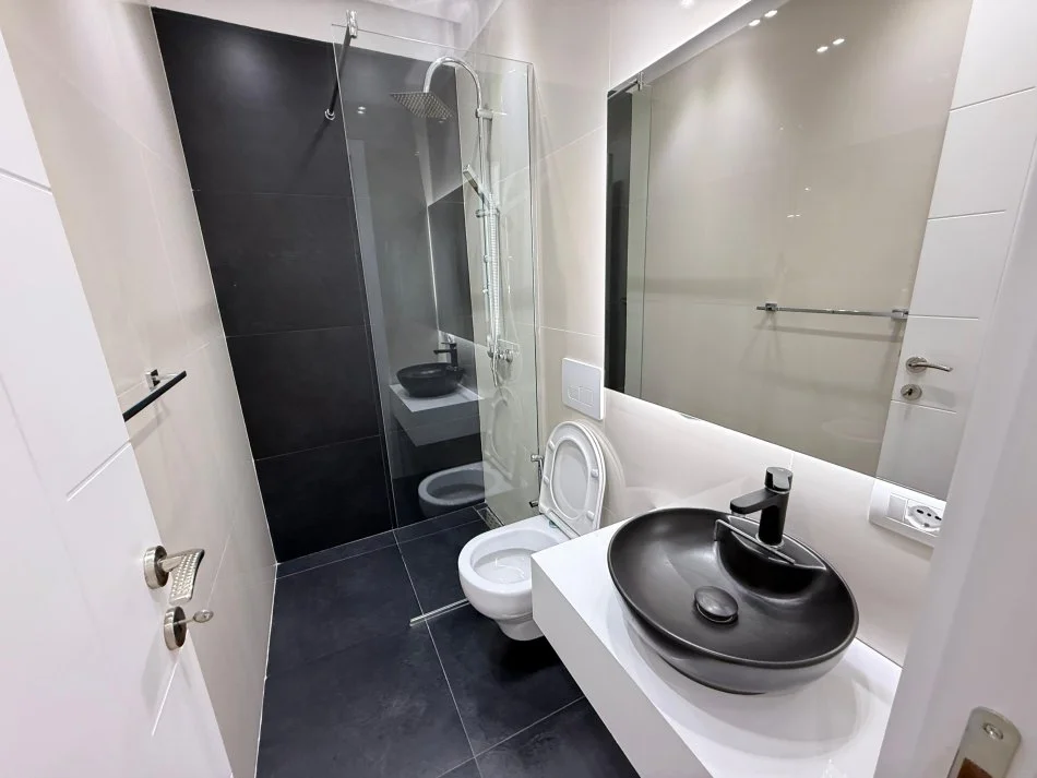 Tirane, jepet me qera apartament 2+1 Kati 10, 115 m² 1.000 € (Prane universitetit Juridik)