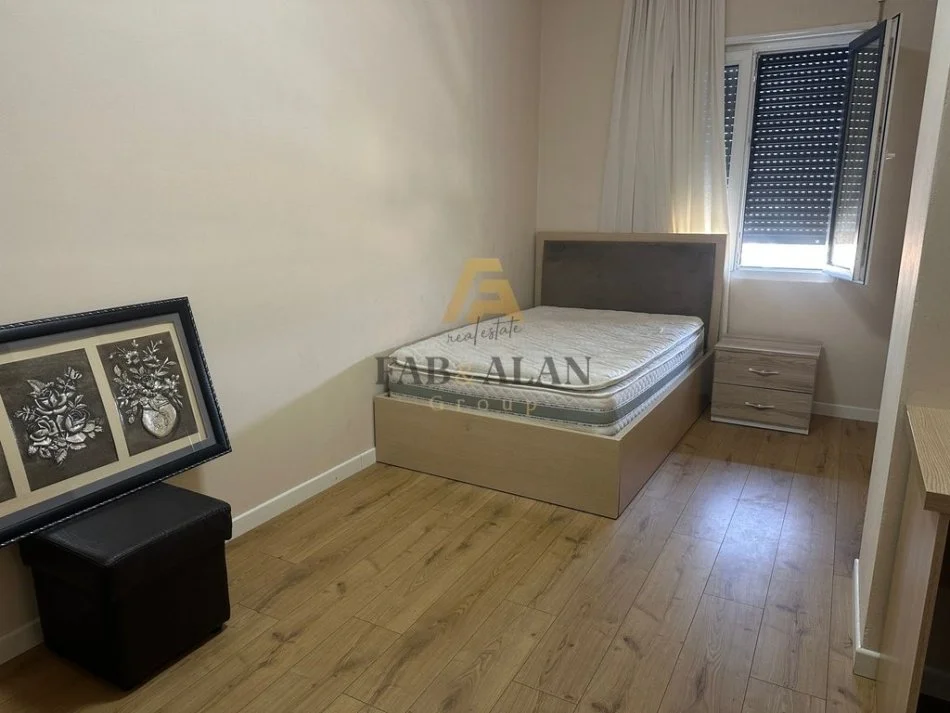 Tirane, jepet me qera apartament 2+1+Post Parkimi Kati 4, 600 € (Komisariati 4)