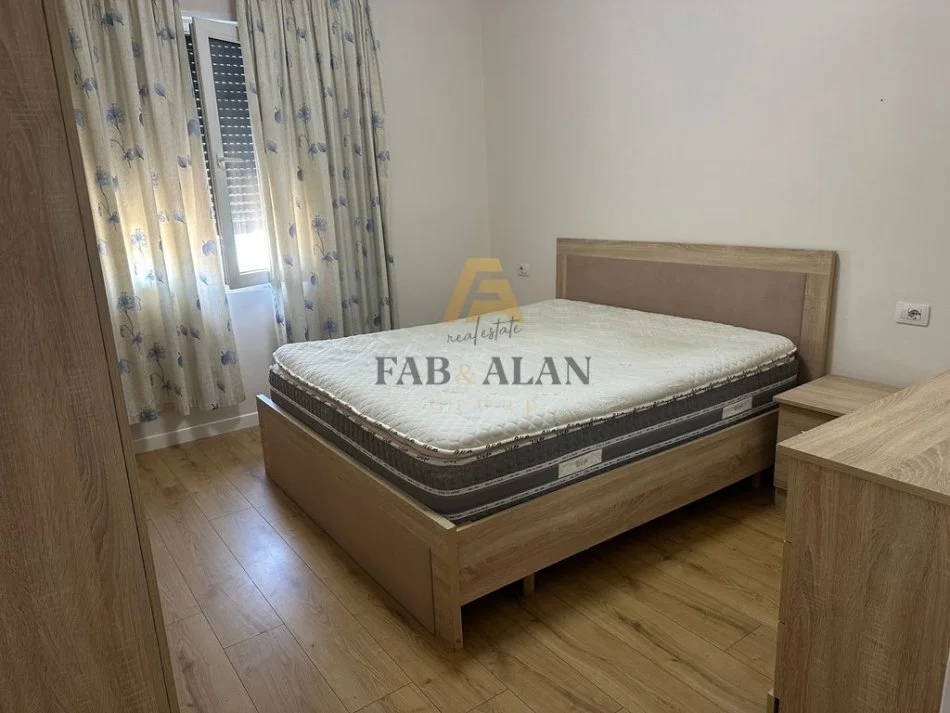 Tirane, jepet me qera apartament 2+1+Post Parkimi Kati 4, 600 € (Komisariati 4)