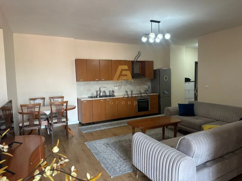 Tirane, jepet me qera apartament 2+1+Post Parkimi Kati 4, 600 € (Komisariati 4)