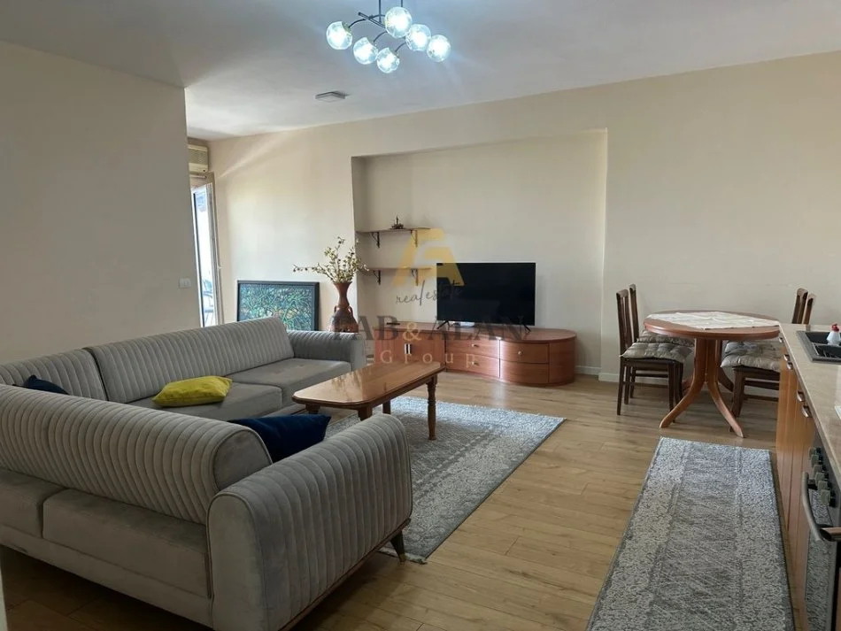 Tirane, jepet me qera apartament 2+1+Post Parkimi Kati 4, 600 € (Komisariati 4)