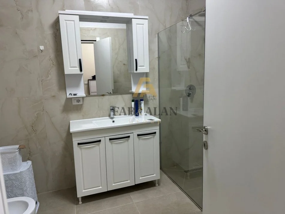 Tirane, jepet me qera apartament 2+1+Post Parkimi Kati 4, 600 € (Komisariati 4)