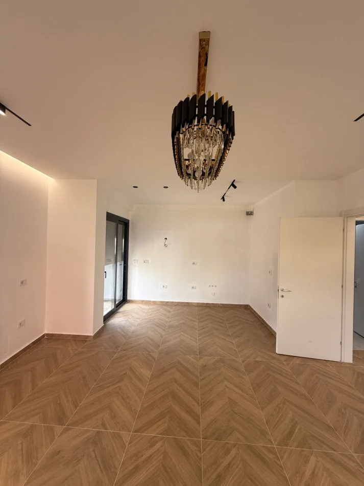 Tirane, jepet me qera ambjent biznesi , 130 m² 1.500 € (Fusha e aviacionit)