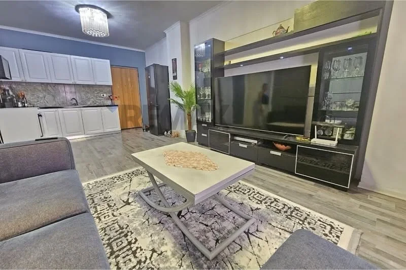 Tirane, jepet me qera apartament 1+1 , 700 € (komune e Parisit)