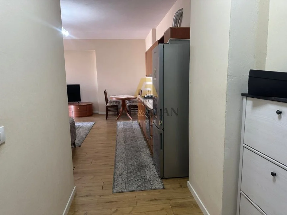 Tirane, jepet me qera apartament 2+1+Post Parkimi Kati 4, 600 € (Komisariati 4)