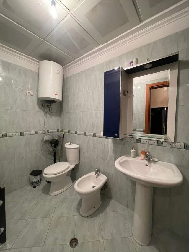 Tirane, jepet me qera apartament 2+1+BLK Kati 8, 90 m² 500 Euro (Rruga e Kavajes)