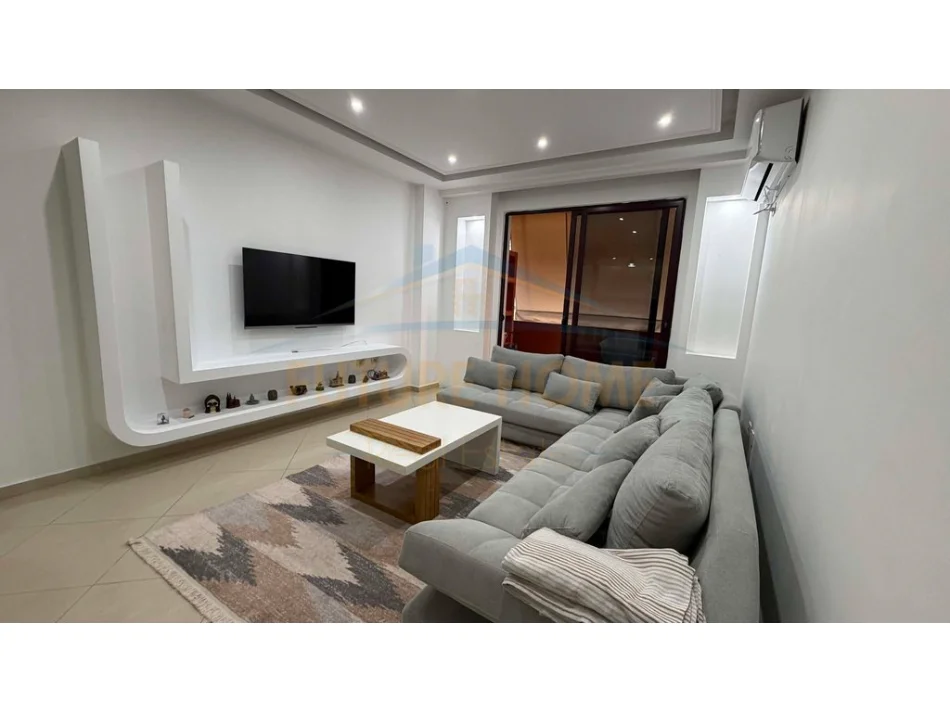 Tirane, jepet me qera apartament 2+1 , 105 m² 550 € (Unaza e re)