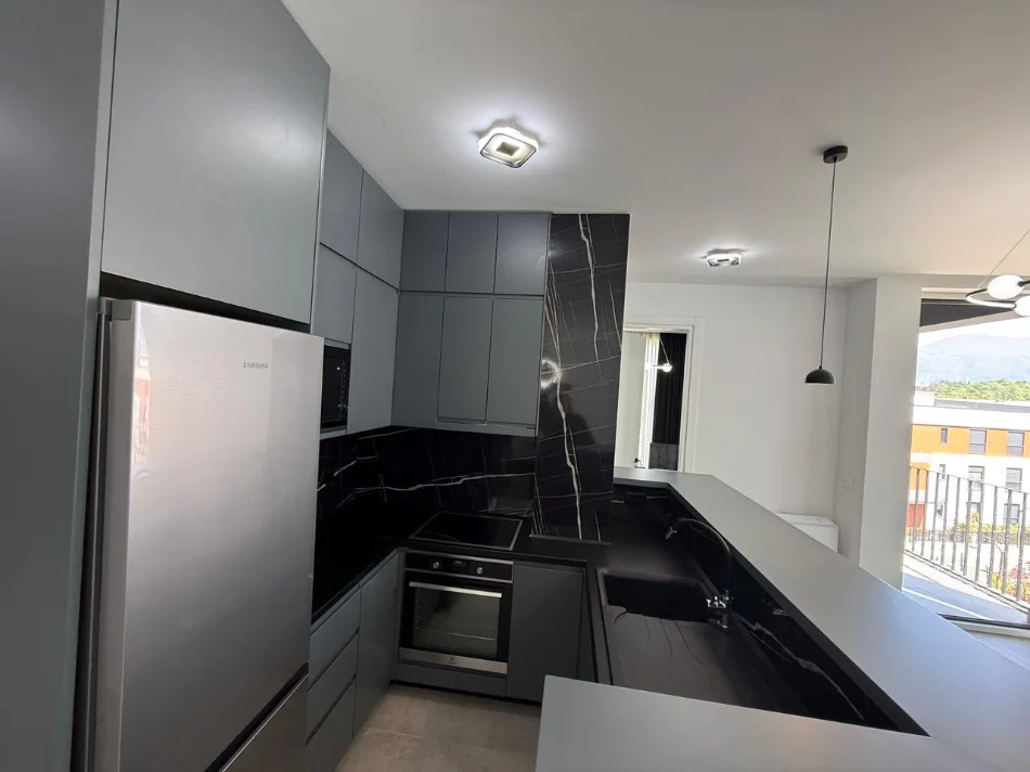 Tirane, jepet me qera apartament 2+1 Kati 1, 100 m² 1.300 € (liqeni thate)