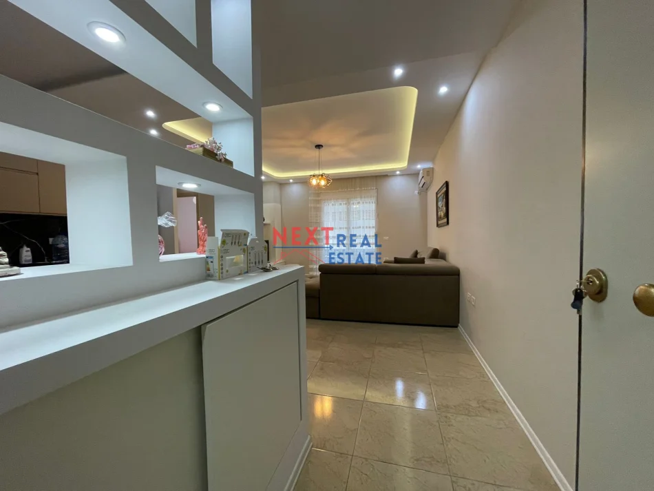 Vlore, jepet me qera apartament 2+1+Ballkon , 700 € (LUNGOMARE)