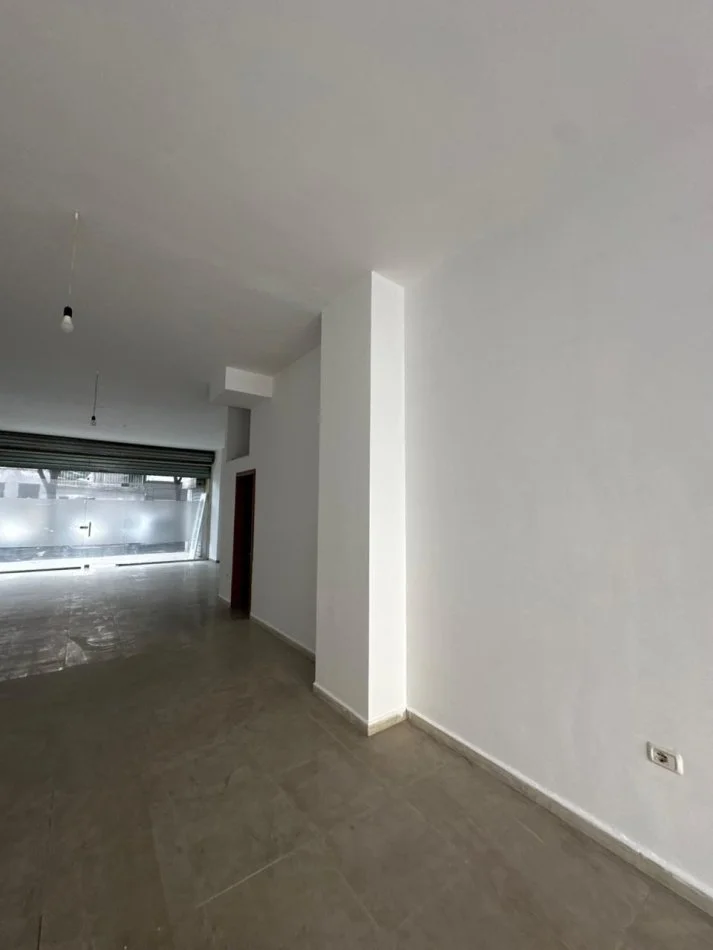 Tirane, jepet me qera zyre Kati 0, 83 m² 850 € (Selvia)
