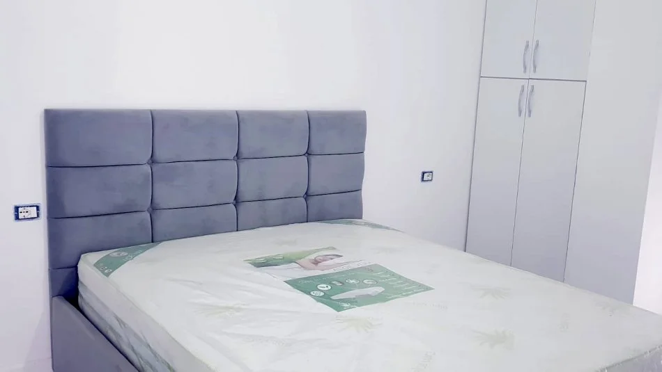 Tirane, jepet me qera apartament 1+1 Kati 3, 60 m² 650 € (Komuna e Parisit, Prane Kompleksit Kika 2)