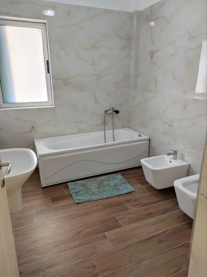 Tirane, jepet me qera apartament 3+1+Ballkon Kati 2, 120 m² 650 € (rruga Peti)