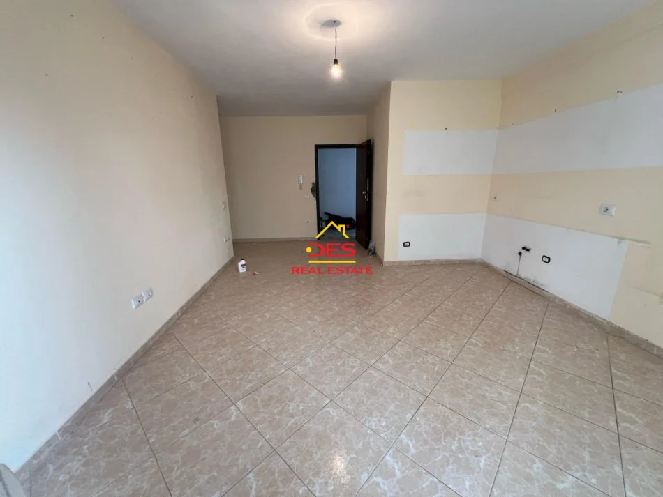 Vlore, shitet apartament 2+1+Ballkon Kati 4, 98 m² 117.600 € (Rruga Jeronim de Rada ,Vlorë)