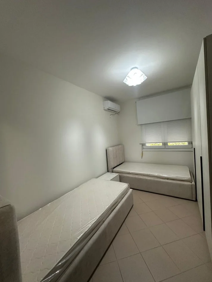 Tirane, jepet me qera apartament 2+1+Ballkon Kati 3, 100 m² 800 € (ish parku)