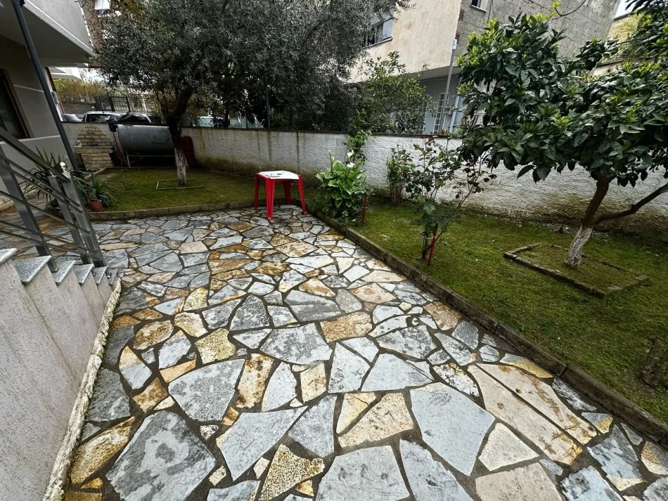 Tirane, jepet me qera apartament duplex 3+1+Ballkon Kati 2, 120 m² 650 € (Rruga gjin gjergji)