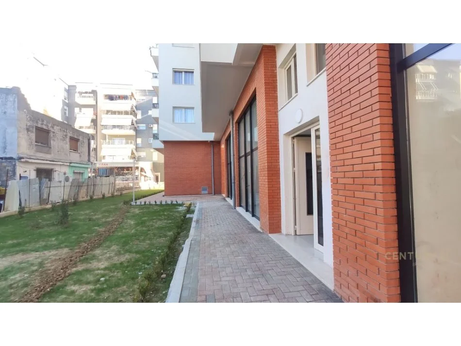 Tirane, shitet dyqan Kati 1, 16 m² (Ali Dem)