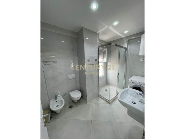 Tirane, jepet me qera apartament 2+1+BLK Kati 7, 100 m² 750 Euro (prane Ambasades Amerikane)
