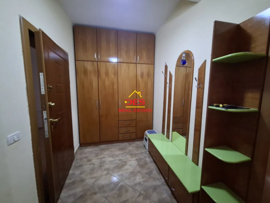 Vlore, jepet me qera apartament 2+1+Ballkon Kati 8, 120 m² 500 € (Rruga Sadik Zotaj)