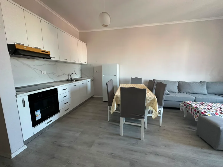 Tirane, jepet me qera apartament 2+1+Ballkon Kati 4, 10 m² 600 € 
